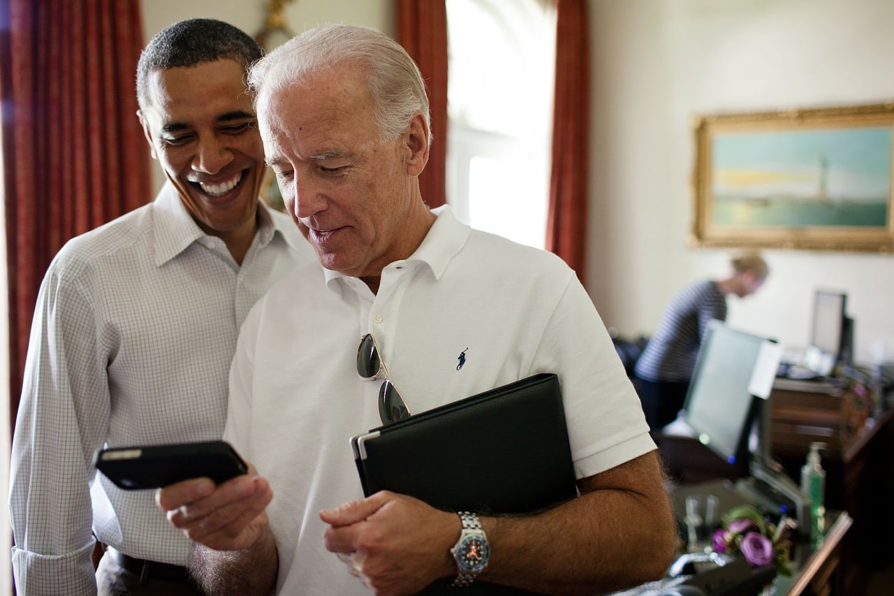 barack obama, iphone, smile-1199638.jpg